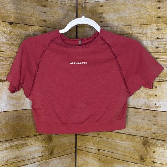 ALPHALETE AMPLIFY SEAMLESS CROPPED TEE SHORT SLEEVE ATHLEISURE IN FORMULA RED - Picture 1 of 2